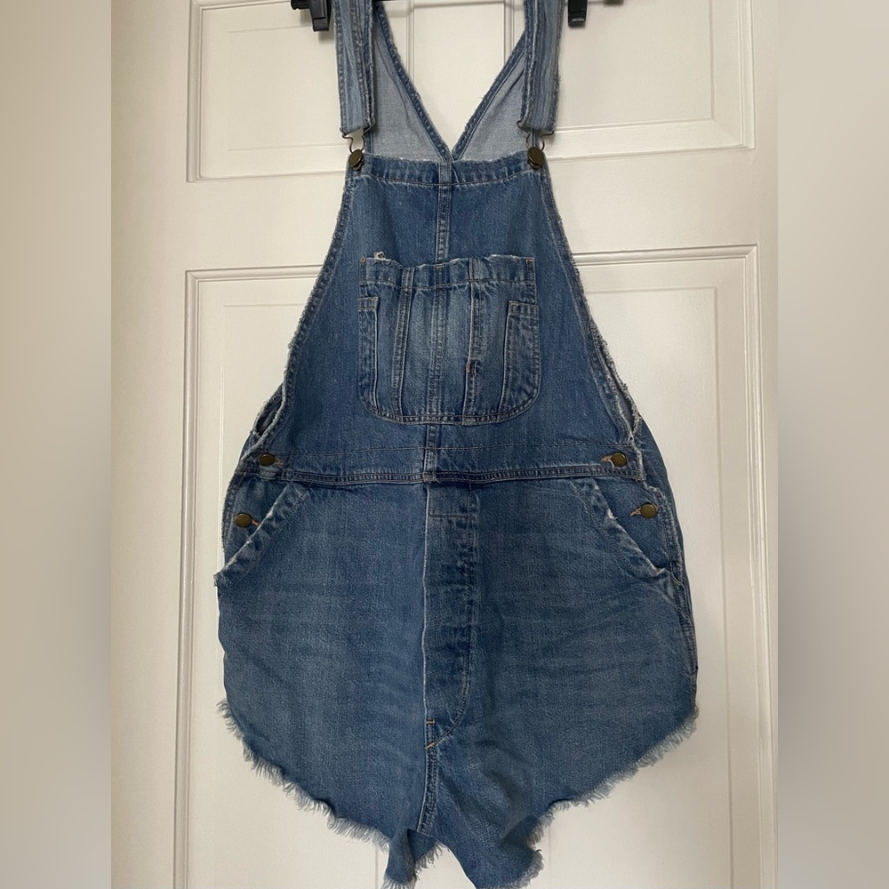 Gently Worn/ Great Condition 
The GREAT Cut Off Overalls-Medium Wash Denim. Sz 0